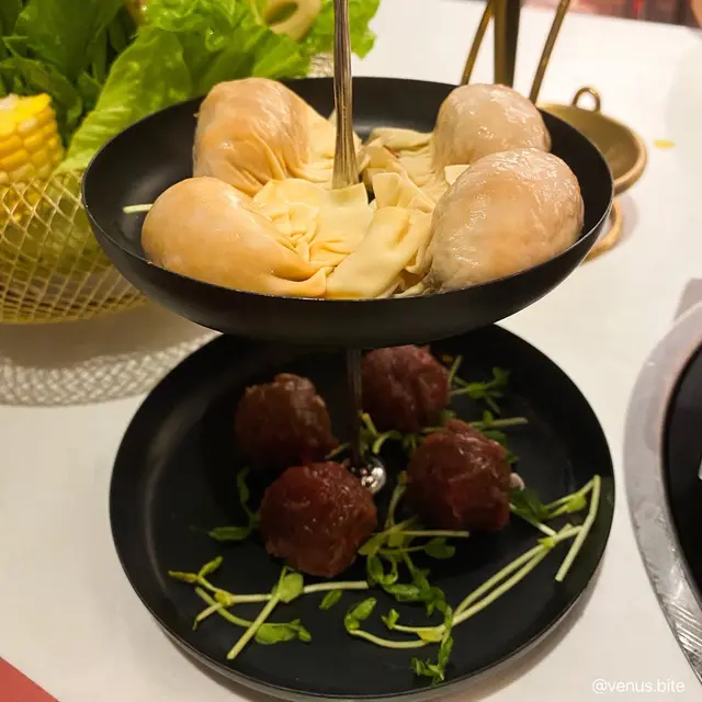 手打芝心牛肉丸(4粒) & 黑松露蟹肉餃 (4粒)