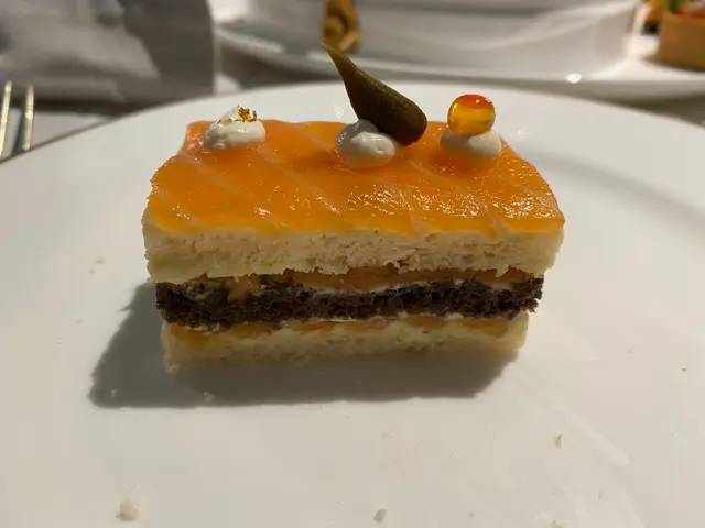 煙三文魚配酸瓜醬三文治