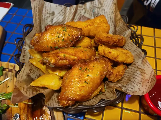 細拼盤,無得揀,約有3,4款,每款有2-3件 ,我哋有雞亦,炸魚手指,炸薯條同炸薯角