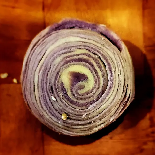 粉紫色嘅酥皮層次分明，內餡嘅芋頭蓉尚算濃郁，口感相當幼滑，滿滿一粒非常足料。😋