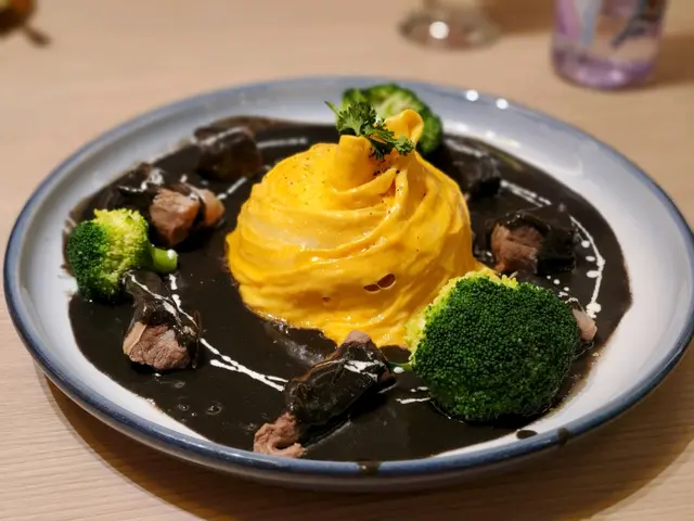 燉牛肉咖哩蛋包飯