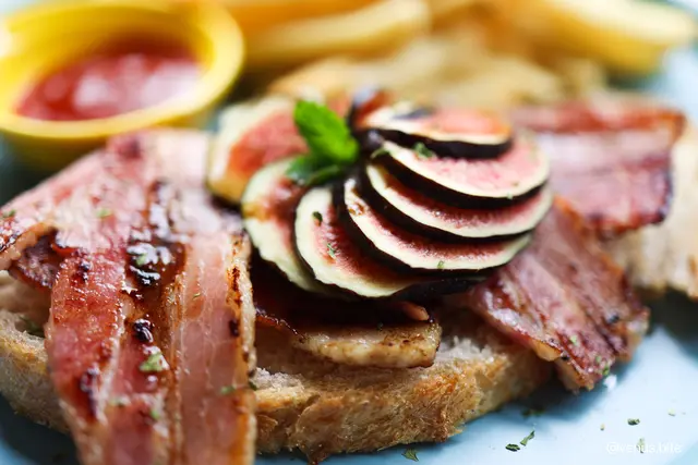 忌廉芝士無花果煙肉酸種吐司配薯條