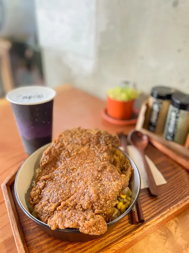 那個滷排骨便當