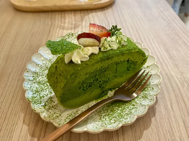 Strawberry Matcha Roll Cake