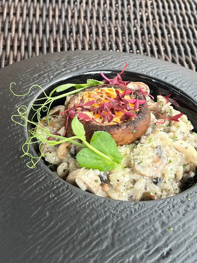 黑松露忌廉汁意大利飯伴芝士焗大啡菇