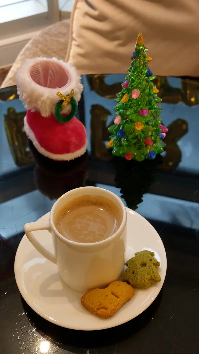 一邊食曲奇，一邊配咖啡也不錯啊