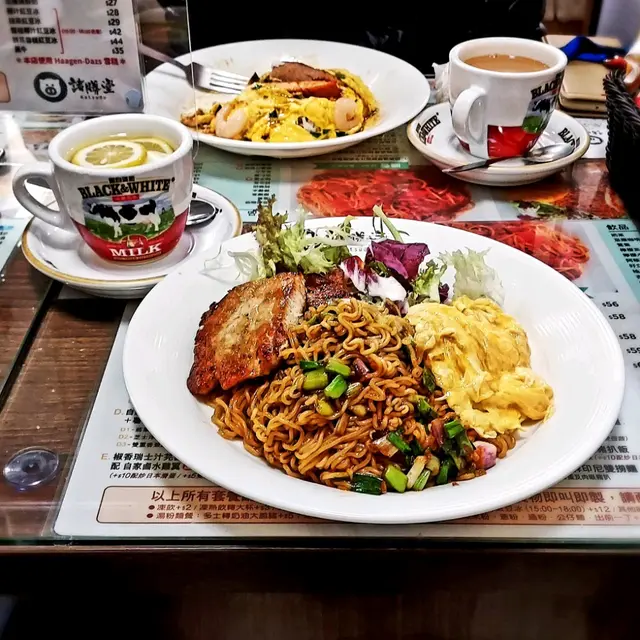 炒滑蛋既鮮嫩又多汁,豬肉眼扒都夠入味唔算嚡口,撈麵微辣超開胃,加上蔥令到佢更加香口惹味!😋