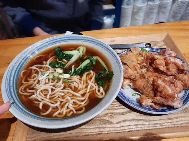 鹽酥雞排麵 紅燒牛肉湯底