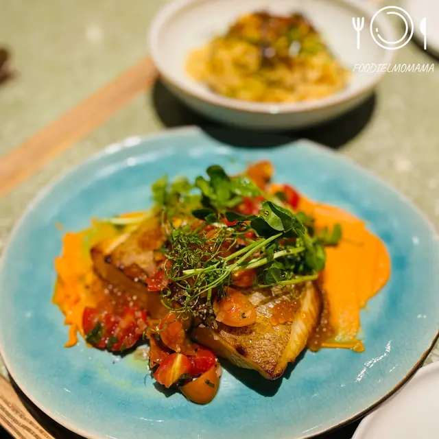 西京燒比目魚配子薑甘筍汁及番茄莎莎