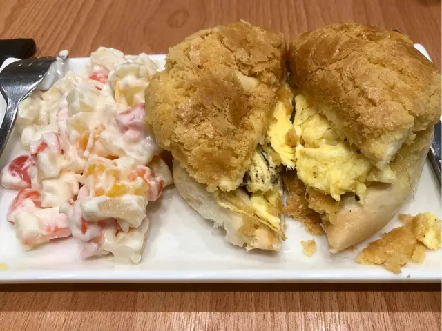 黑松露炒蛋菠蘿包
