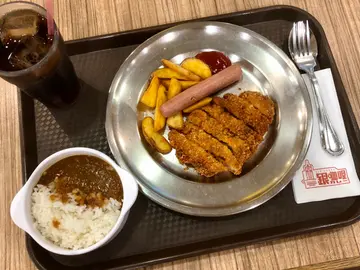 美式炸雞扒 + 薯角 + 腸仔 + 迷你咖喱飯 + 汽水 