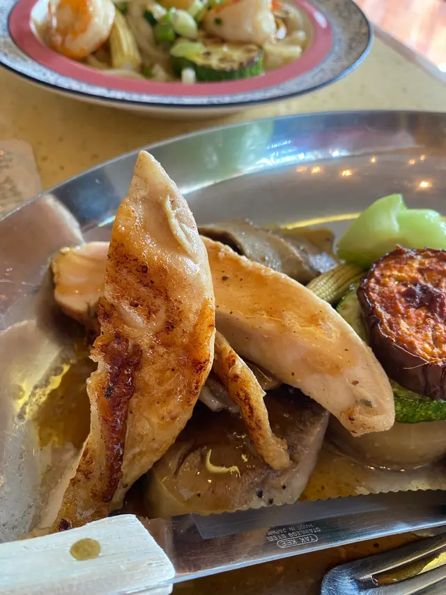 香煎紐西蘭雞胸肉 油封幼嫩牛舌 配炸美國薯仔及香噴噴羊肉雜菜咖喱醬