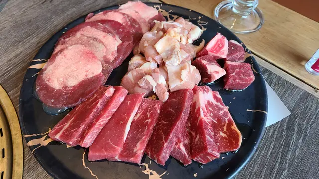 一口牛，牛，雞腿肉，牛舌