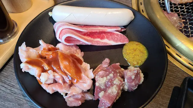 王樣!蜜糖香腸，牛胸腩燒肉汁，香蒜牛油一口牛，新潟雞爽肉味噌