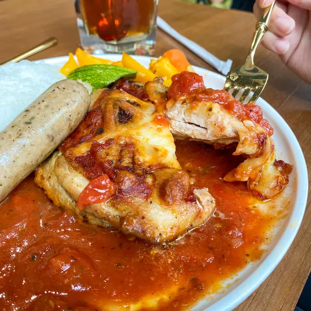 馬蘇里芝士蕃茄醬烤大雞扒紐倫堡腸配白飯