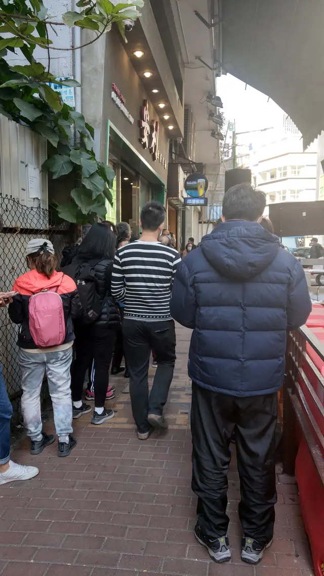 疫情及限聚令之下，依然好多人排隊等
