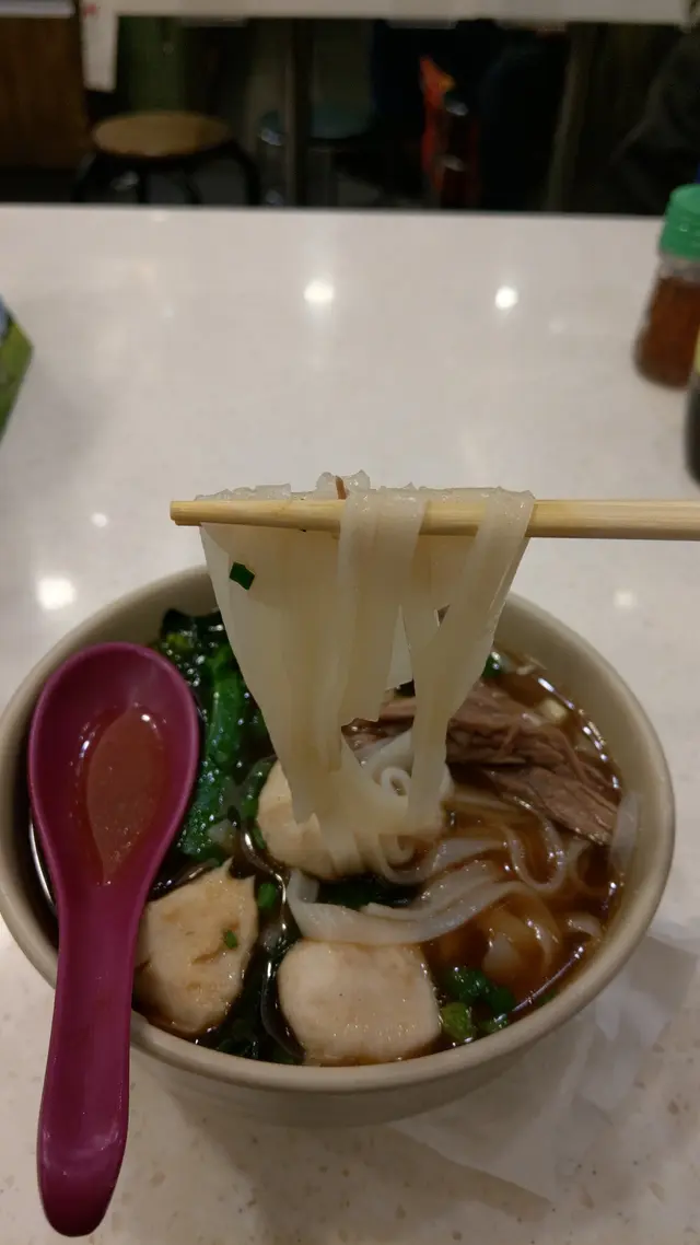 雪白的河粉滑溜軟身