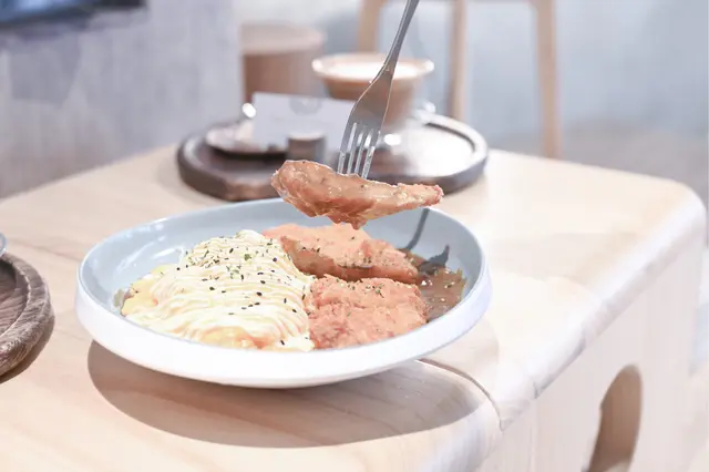 吉列豚肉配和風咖喱奄列飯