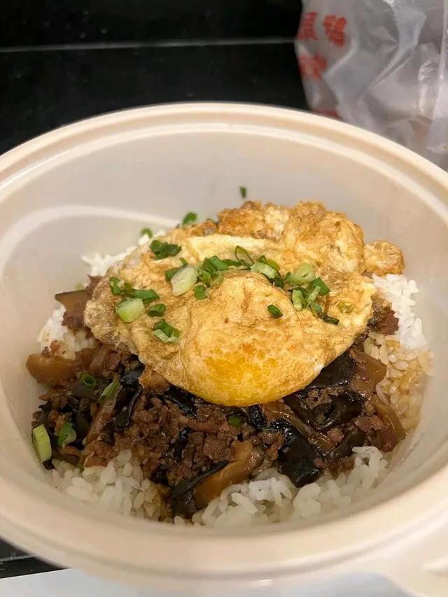招牌脆炸蛋肉沬拌飯