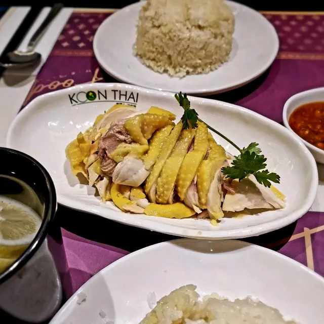 啲雞肉完全冇骨，口感都夠嫩滑，亦有好多嚿，三個人分仲有淨。😍