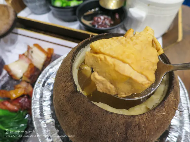 蟲草花乾貝土雞燉鮮鮑椰小盅