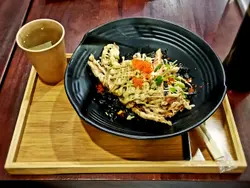 软壳蟹超级大只!外皮既酥脆又可口,肉质亦十分软嫩鲜甜~蟹柳嘅口感都相当弹牙,配上甜豉油同另一款青黄色嘅特色酱汁,仲有啲紫菜碎捞珍珠米饭层次丰富得嚟仲好惹味!🤤