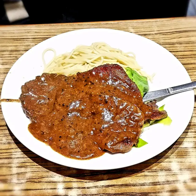 叫咗黑椒汁，味道十分香濃，不過就比較辣，食唔到嘅可以揀其他醬。牛扒雖然薄但足足有兩大塊，肉質相當軟嫩，意粉亦都幾掛汁。🤩