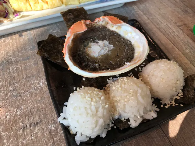 味噌蟹蓋配紫菜飯團