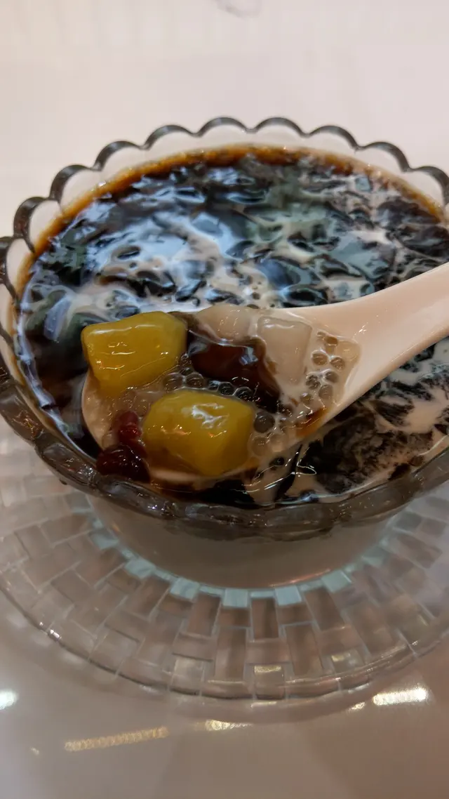 配料包括：仙草、紅豆、薏米、芋圓、地瓜圓 (蕃薯圓)、小丸子、西米、珍珠...等