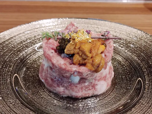 海膽魚子醬和牛他他