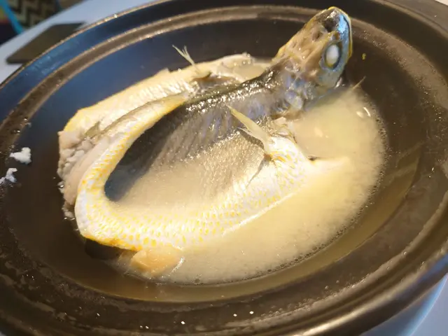 百秒黃花魚非常幼嫩，入口即化。美中不足就係黃魚本身魚骨比較多，所以食嘅時候要小心啲。初初食會覺得比較清淡，不過浸入魚湯部分的魚肉就會比較鮮甜。份量唔算太大，兩個人食啱啱好。