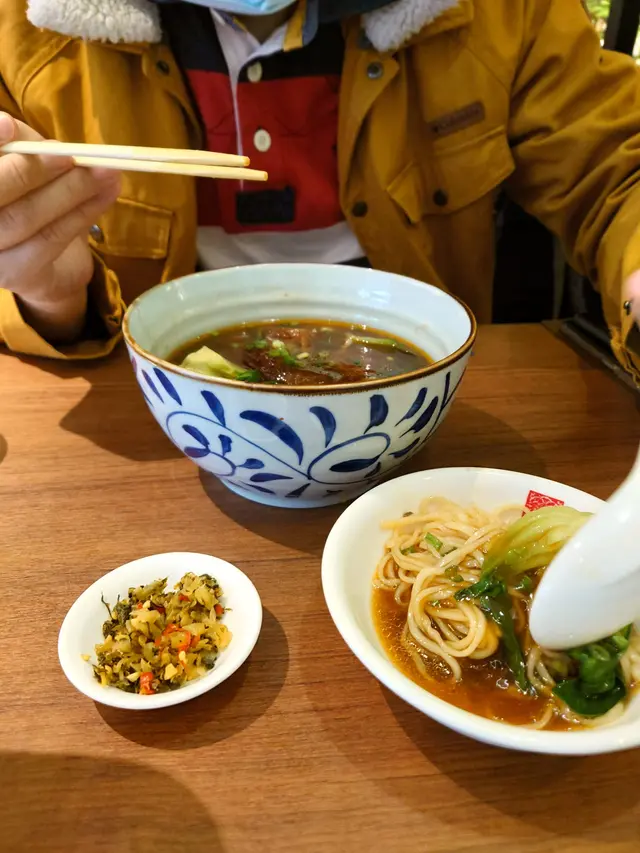 不過不失的牛肉麵，但性價比太低。牛肉唔算韌，都比較入味。麵就感覺普通。同其他餐廳嘅台灣牛肉麵無太大分別。