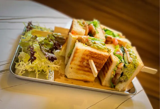 烤雞配牛油果醬日式三文治