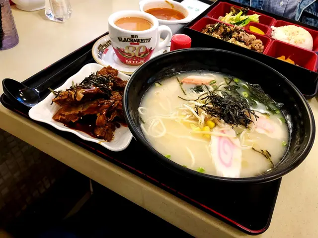 啲豬軟骨嘅味道頗為清淡，不過肉質都相當軟腍，適合唔想食得咁heavy嘅你。拉麵比較似上海拉麵，好在幾彈牙又夠掛湯，大大碗食完好有滿足感。☺️