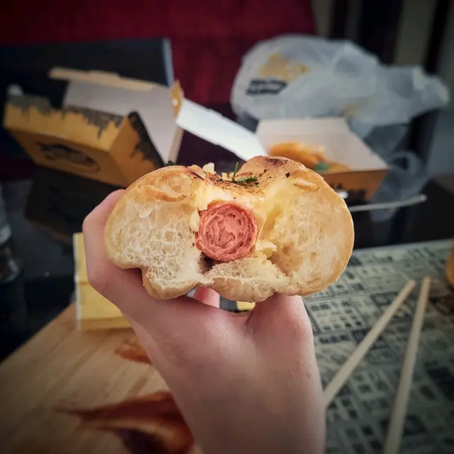 熱狗腸爽彈脆身,芝士真係超多,咸香甚重。