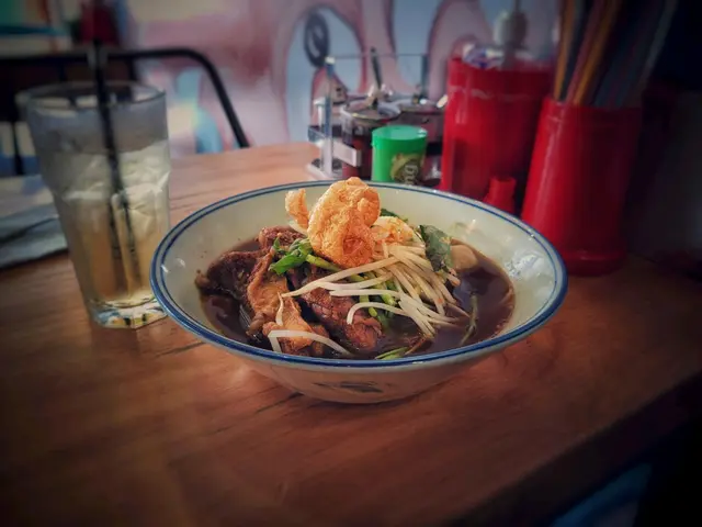 份量十足,湯底重牛骨味,唔會過咸,偏向清新。牛腩大大舊,爽彈唔韌。