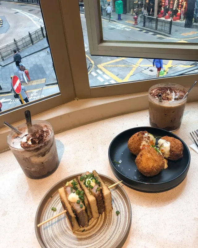 Delish! Full of crab fillings and crunchy.