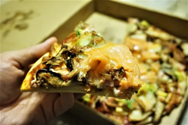 煙三文魚牛油果醬薄餅