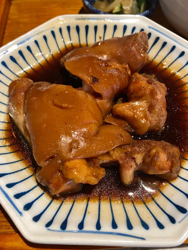四小件豬手,其中兩件只有骨不帶肉,總體份量太少,唔抵食