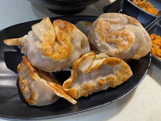 粟米香菇豬肉餃拼京蔥羊肉餃煎餃