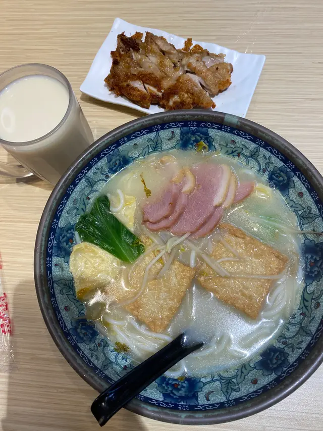 自選米線$40配3餸《蒜香雞扒、魚腐+$5、鴨胸+$5》,清湯走酸走辣