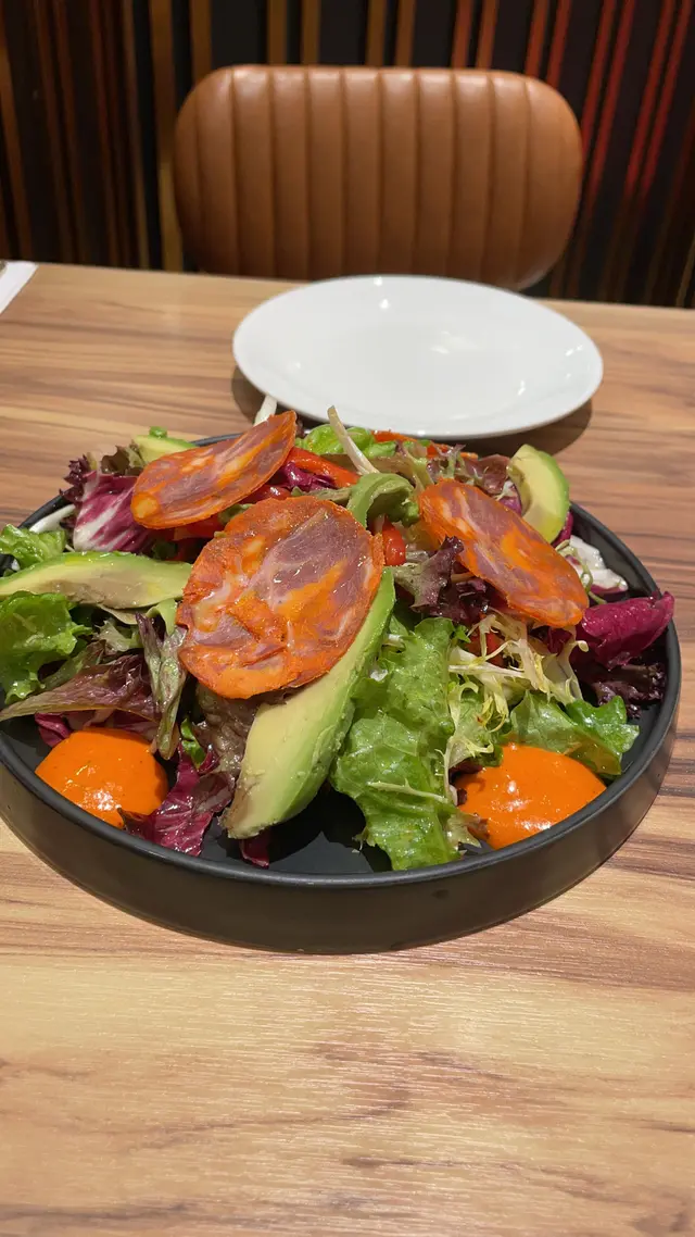 牛油果辣肉腸沙律