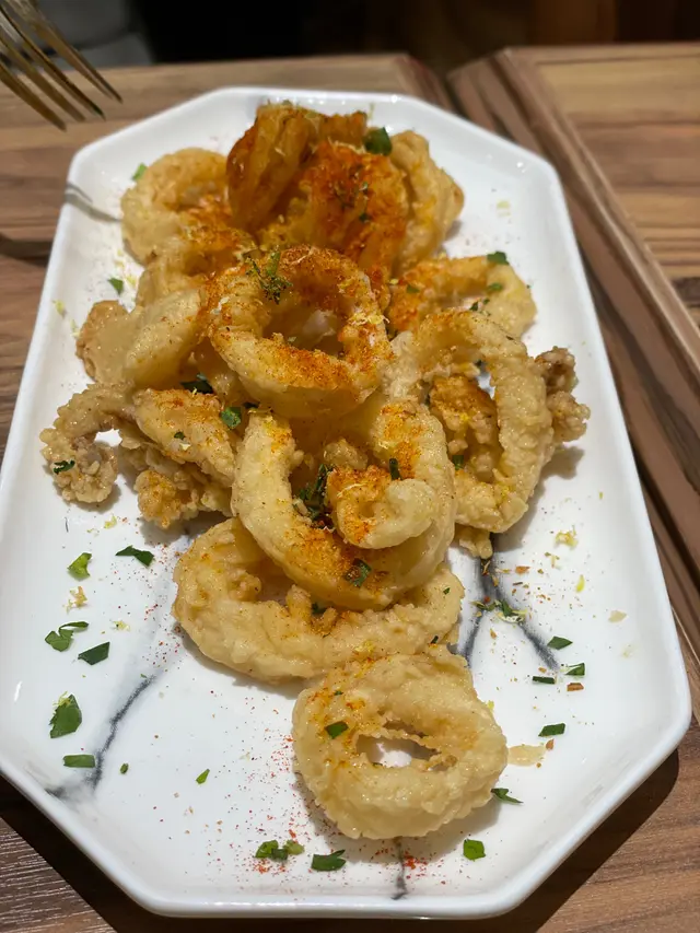 炸魷魚圈配香蒜蛋黃醬