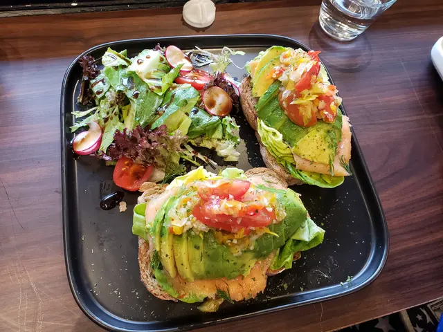 😃🌮牛油果煙三文魚配酸種麵包
