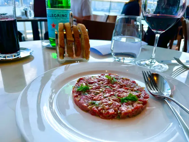 安格斯牛肉他他配酸種麵包