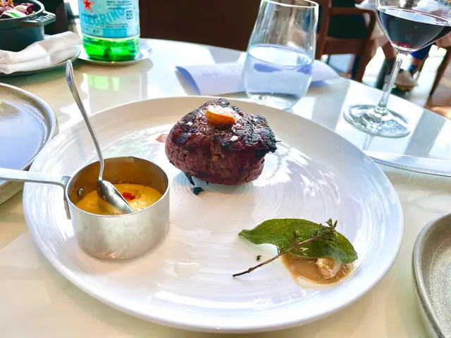 Fillet  牛柳排  300g  配  béarnaise