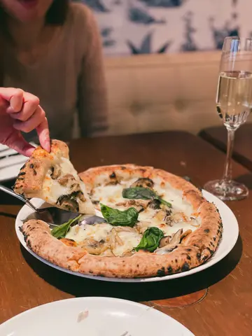 Mushroom  &  cheese  pizza