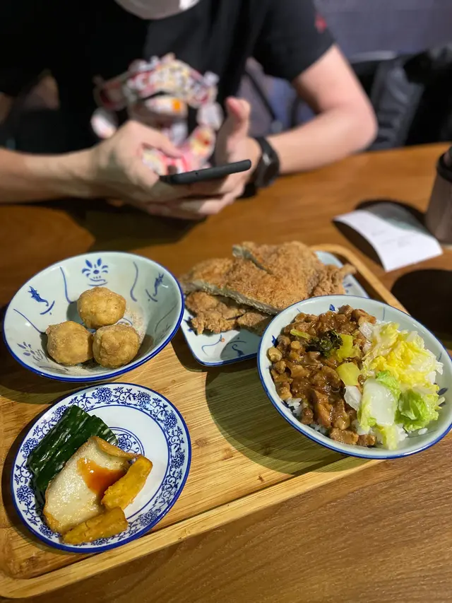 鹽酥排骨滷肉飯