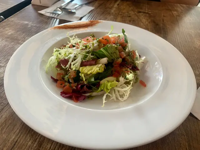 Green  salad  with   pesto  sauce  