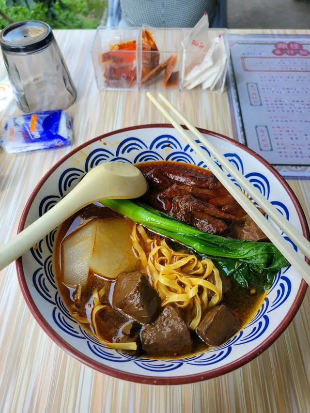 點了猪紅,蘿蔔,滷水雞翼尖,同埋手工韮菜餃,揀咗加腩汁同佢特製辣汁。好食,但份量稍微少,韮菜餃$14如果有三粒餃應該會好好多。